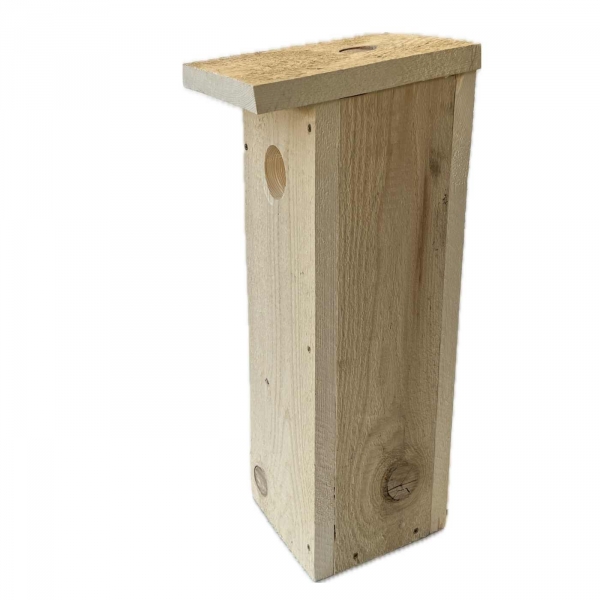 Búdka pre strakapúda a datlá – česká hniezdna dutina z prírodného dreva