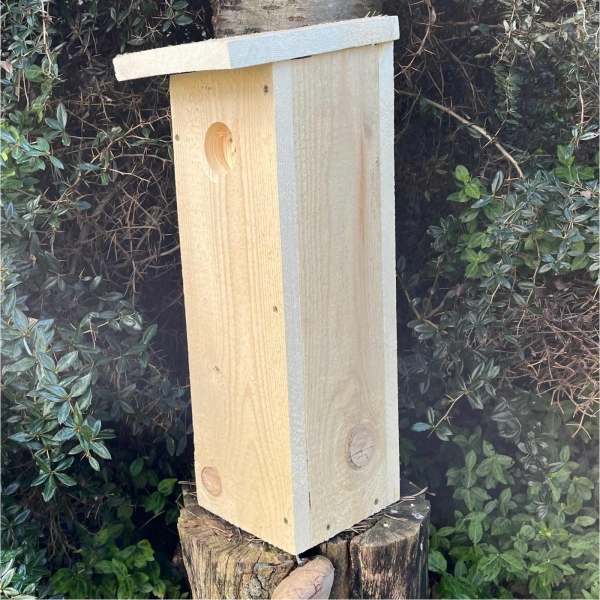 Búdka pre strakapúda a datlá – česká hniezdna dutina z prírodného dreva