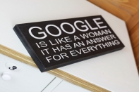 Ceduľa Google is like a woman 40x14cm