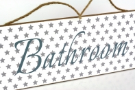 Ceduľa kúpeľňa BATHROOM biela 30x12cm