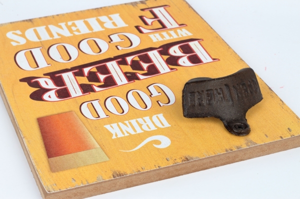 Cedule s otváračom fliaš DRINK GOOD BEER WITH GOOD FRIENDS 18x23cm