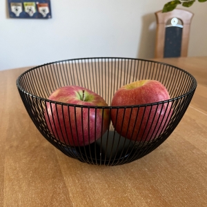 Čierny doplnok do kuchyne - kovová misa