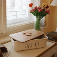 Chlebník s drevenou doskou Bread biely 21x38x12cm