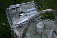 Darček pre novomanželov - piknikový kôš pre 2 osoby