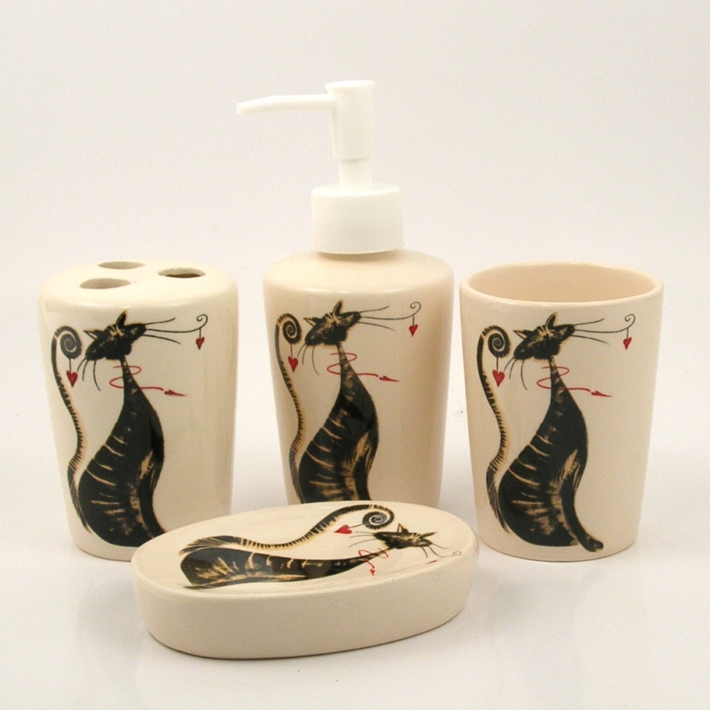 Dávkovač na mydlo, kefky, hrnček a miska na mydlo