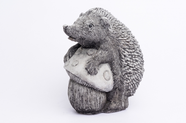 Dekorácia do záhrady ježko s hubou