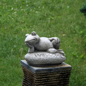 Dekorácia k jazierku žaba na kameni