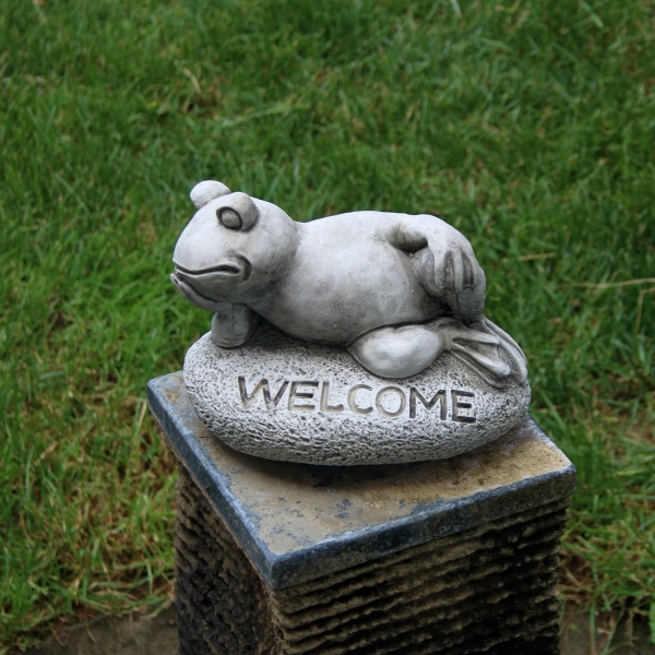 Dekorácia k jazierku žaba na kameni