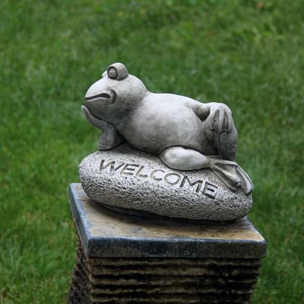 Dekorácia k jazierku žaba na kameni