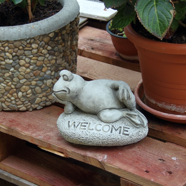 Dekorácia k jazierku žaba na kameni