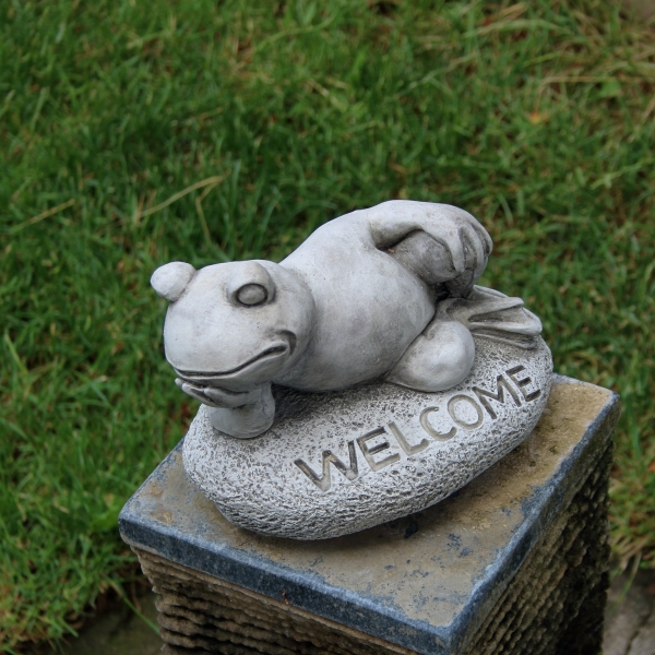 Dekorácia k jazierku žaba na kameni