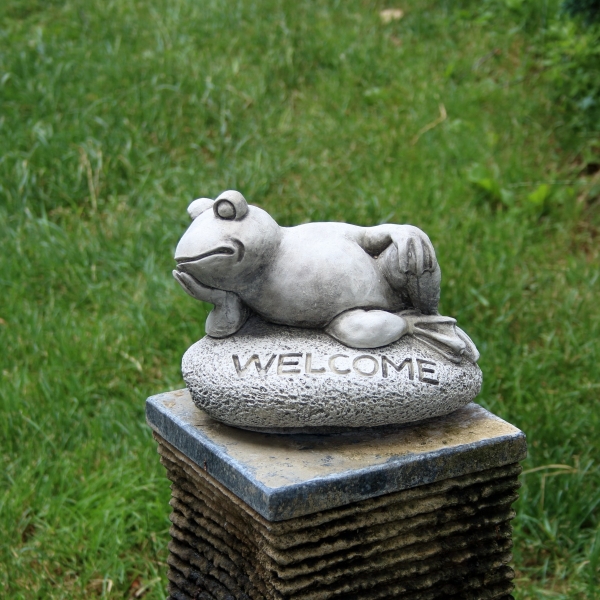 Dekorácia k jazierku žaba na kameni