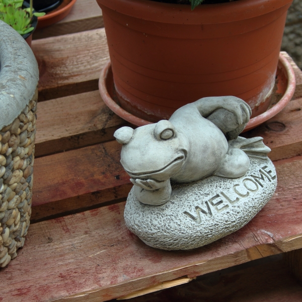 Dekorácia k jazierku žaba na kameni