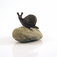 Dekorácia kameň s liatinovým šnekom 13x9x11cm