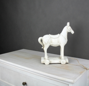 Dekorácie kôň na podstavci biely 15x14cm