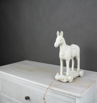 Dekorácie kôň na podstavci biely 15x14cm