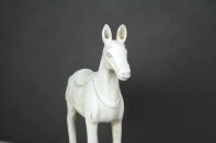 Dekorácie kôň na podstavci biely 15x14cm