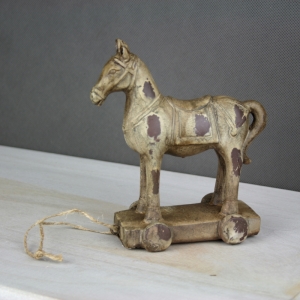 Dekorácie kôň na podstavci hnedý 15x14cm