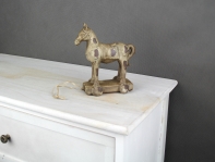 Dekorácie kôň na podstavci hnedý 15x14cm