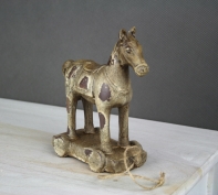 Dekorácie kôň na podstavci hnedý 15x14cm