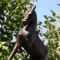 Dekorácie kôň na stojančeku 37cm - poškodené