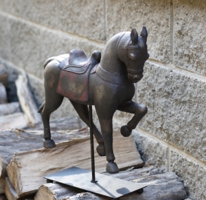 Dekorácie kôň na stojančeku 37cm