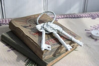 Dekorácia liatinové kľúče biele