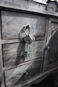 Dekorácia liatinové kľúče biele