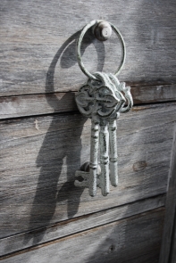 Dekorácia liatinové kľúče biele