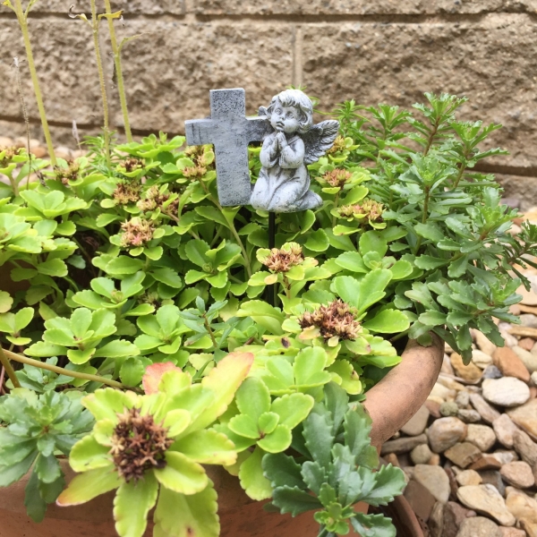 Dekorácia na hrob anjel s krížikom 16cm