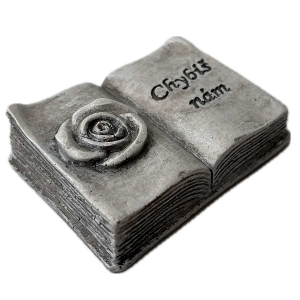 Dekorácia na hrob – otvorená kniha s ružou a nápisom Chybíš nám