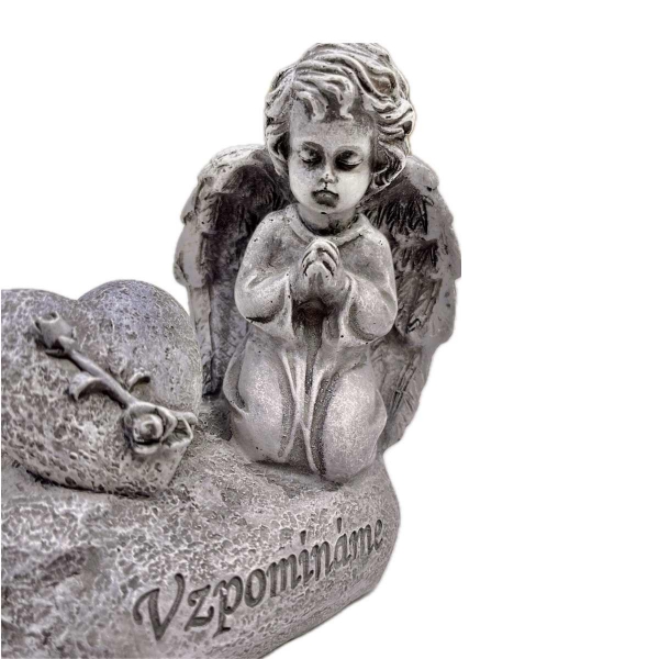 Dekorácia na hrob – pietny anjel so srdcom „Vzpomínáme“ 12,5 cm