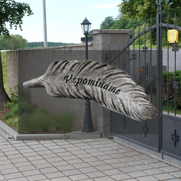 Dekorácia na hrob — polyresinové pierko s nápisom Vzpomínáme