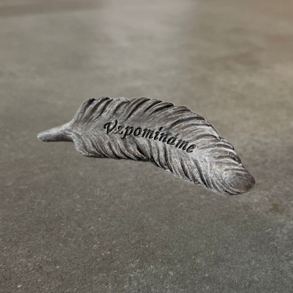 Dekorácia na hrob — polyresinové pierko s nápisom Vzpomínáme