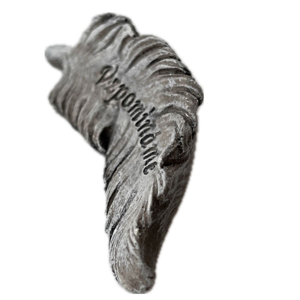 Dekorácia na hrob — polyresinové pierko s nápisom Vzpomínáme