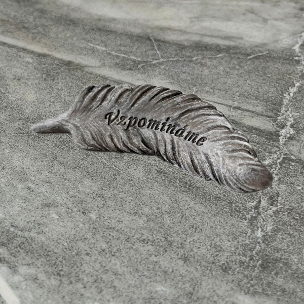 Dekorácia na hrob — polyresinové pierko s nápisom Vzpomínáme