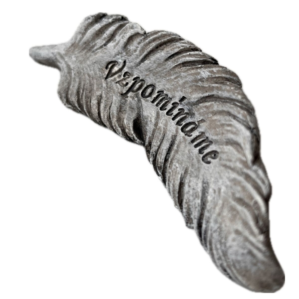 Dekorácia na hrob — polyresinové pierko s nápisom Vzpomínáme