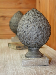 Dekorácia na podstavci - artičok 28cm