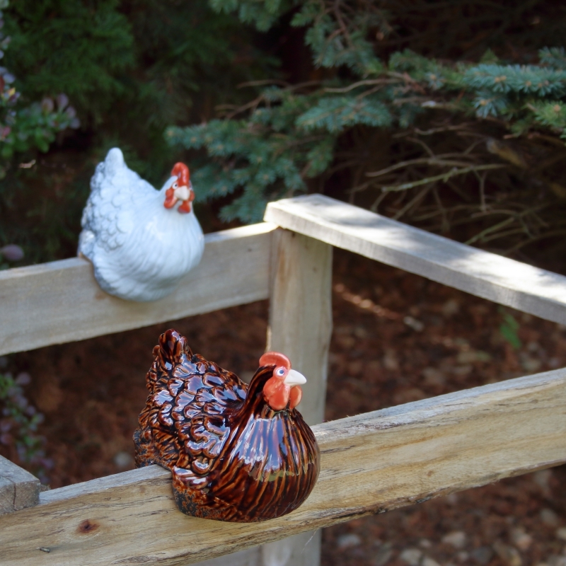 Dekorácia na záhradu sliepka hnedá