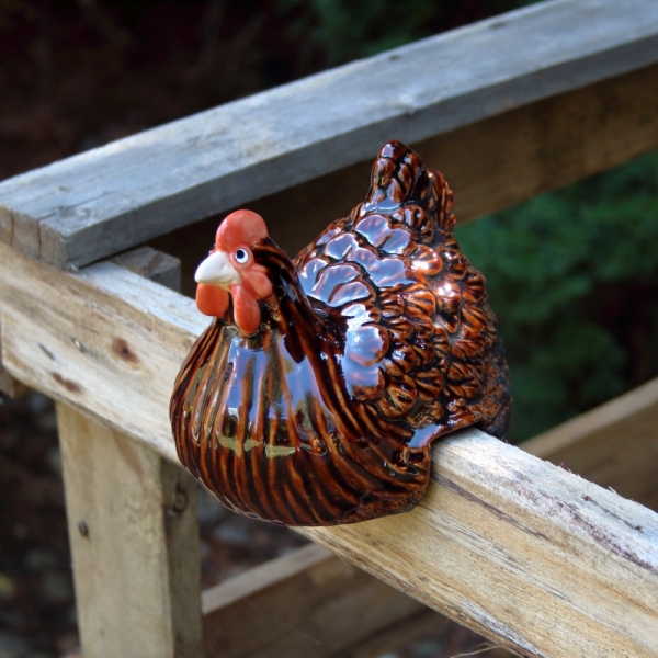 Dekorácia na záhradu sliepka hnedá