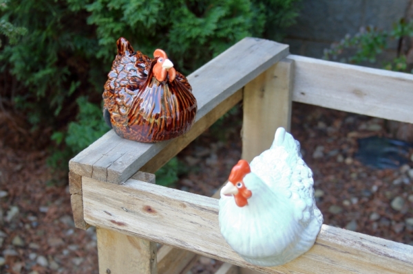 Dekorácia na záhradu sliepka hnedá