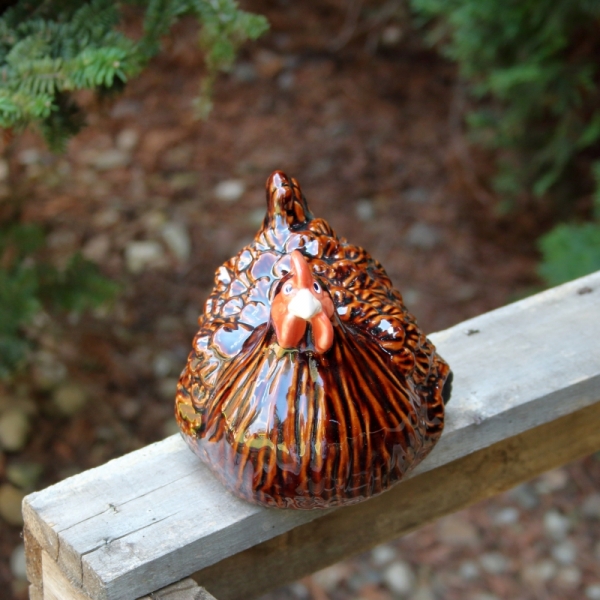 Dekorácia na záhradu sliepka hnedá