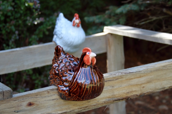 Dekorácia na záhradu sliepka hnedá
