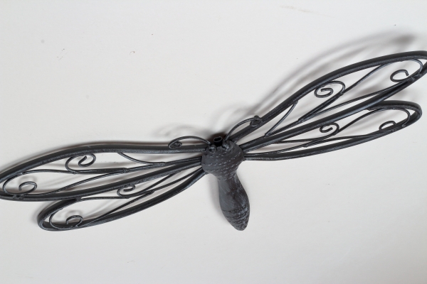 Dekorácia na stenu vážka kovová tmavá 49x34cm