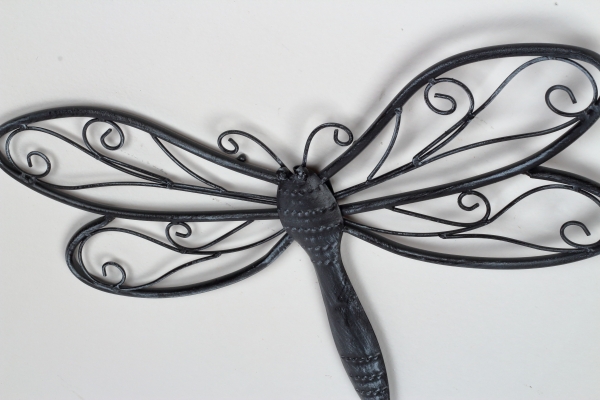 Dekorácia na stenu vážka kovová tmavá 49x34cm