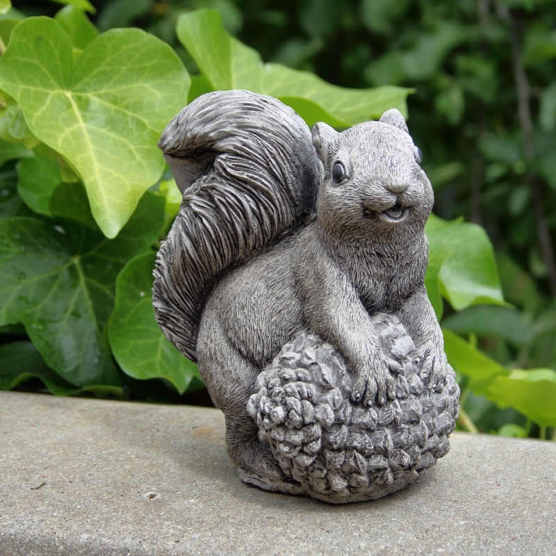 Dekorácia veverička na záhradu 14x8,5x16cm