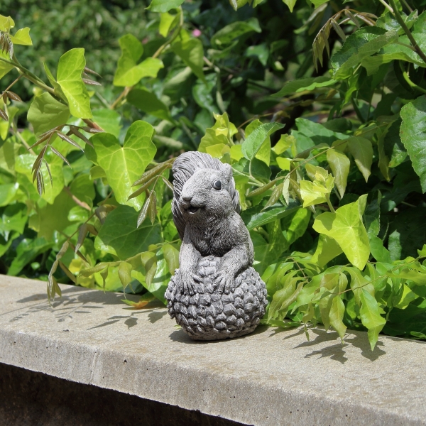 Dekorácia veverička na záhradu 14x8,5x16cm