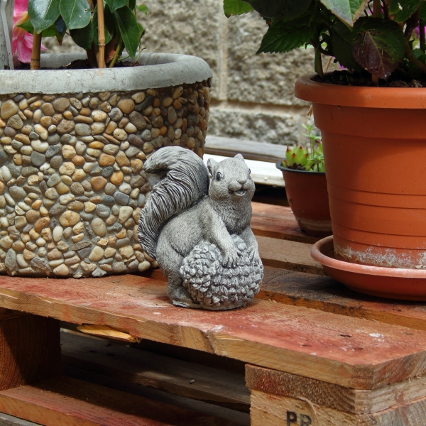 Dekorácia veverička na záhradu 14x8,5x16cm