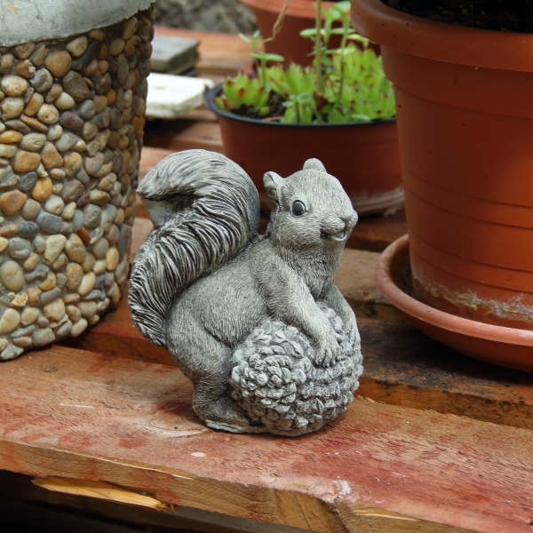 Dekorácia veverička na záhradu 14x8,5x16cm