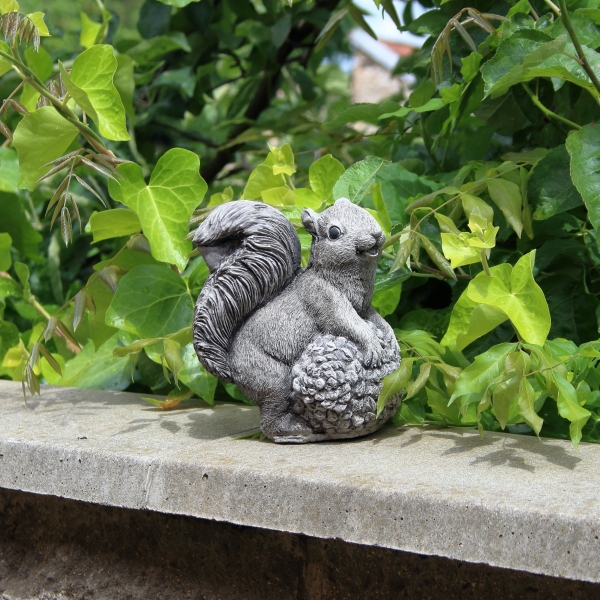 Dekorácia veverička na záhradu 14x8,5x16cm